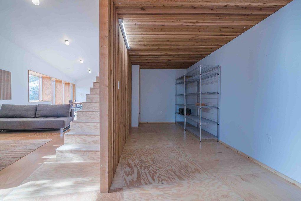 Colorado Evleri | Minimal and cozy interior clad in FSC plywood cedar and tile 1