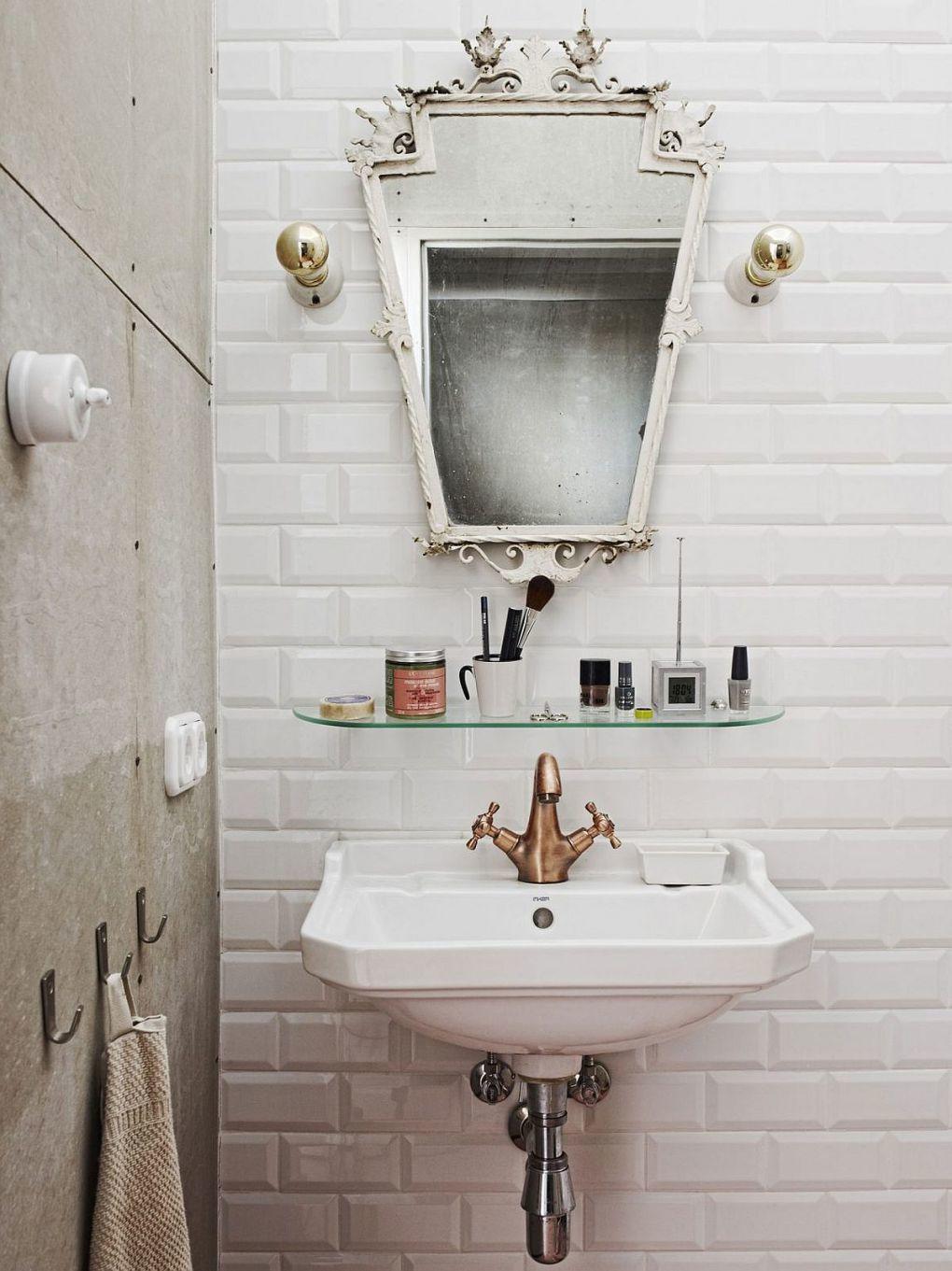 Ressam Evi | Retro industrial bathroom of the Budapest apartment with tiled backsplash 1