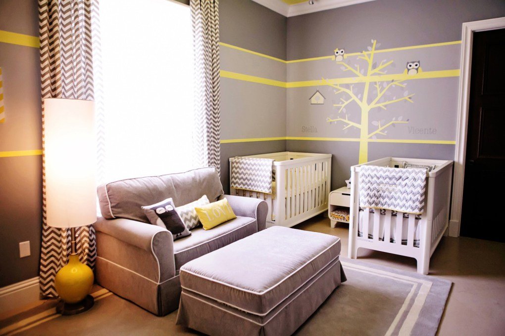İkiz Bebek Odası | Twin nursery wth a yellow wall decoration and neutral interior 1 1