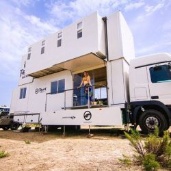 İki katlı mobil otelin dışarıdan görünüşü.