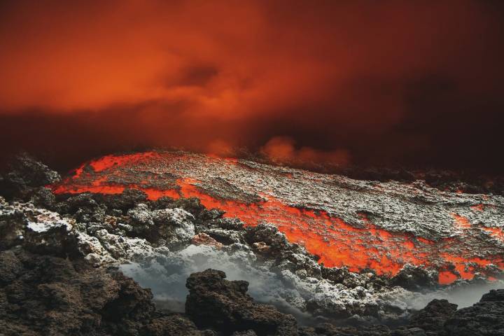 Magma'nın yüzeye çıktığı anlardan biri de yanardağ patlamaları