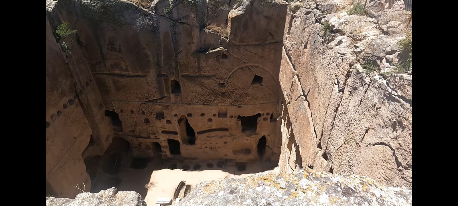 Gümüşler Manastırı'nın tepeden görünüşü