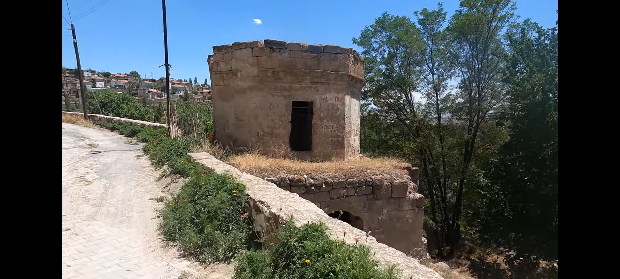 Kilise'nin dışarıdan bir fotoğrafı.